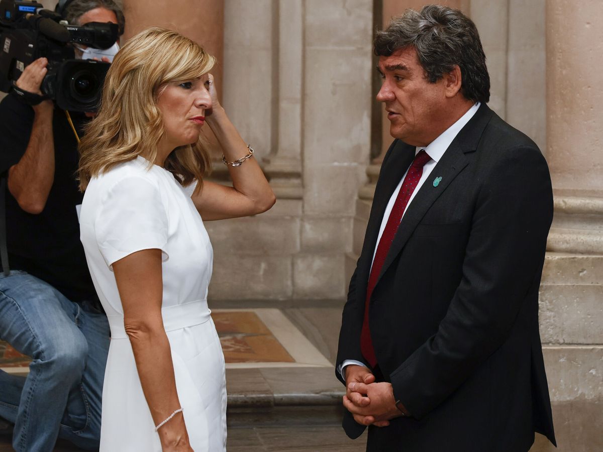 Foto: La vicepresidenta Yolanda Díaz, junto al ministro de Hacienda, José Luis Escrivá. (EFE/Ballesteros)