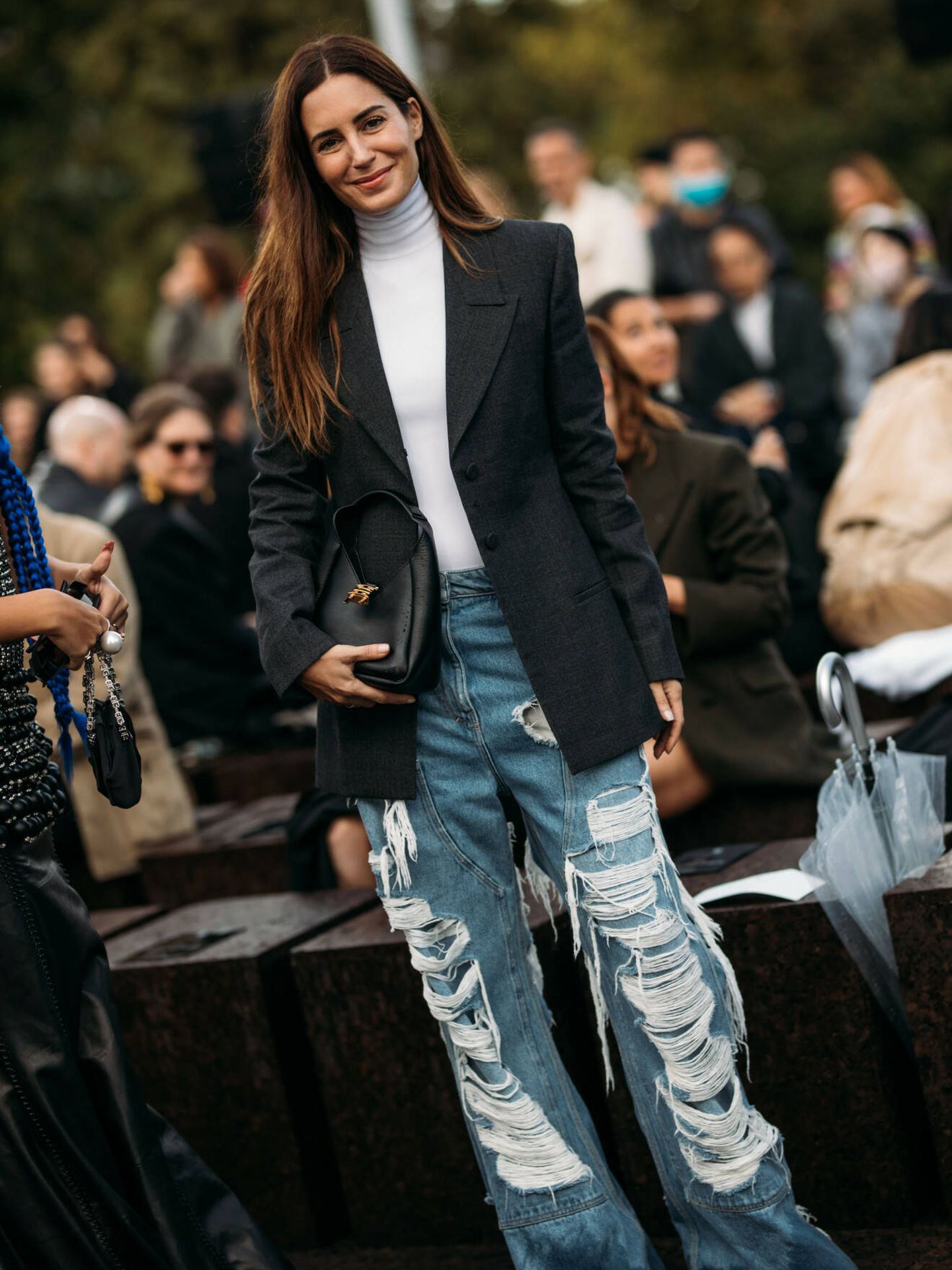 Gala González con unos 'ugly jeans' en el street style de París. (Launchmetrics Spotlight)