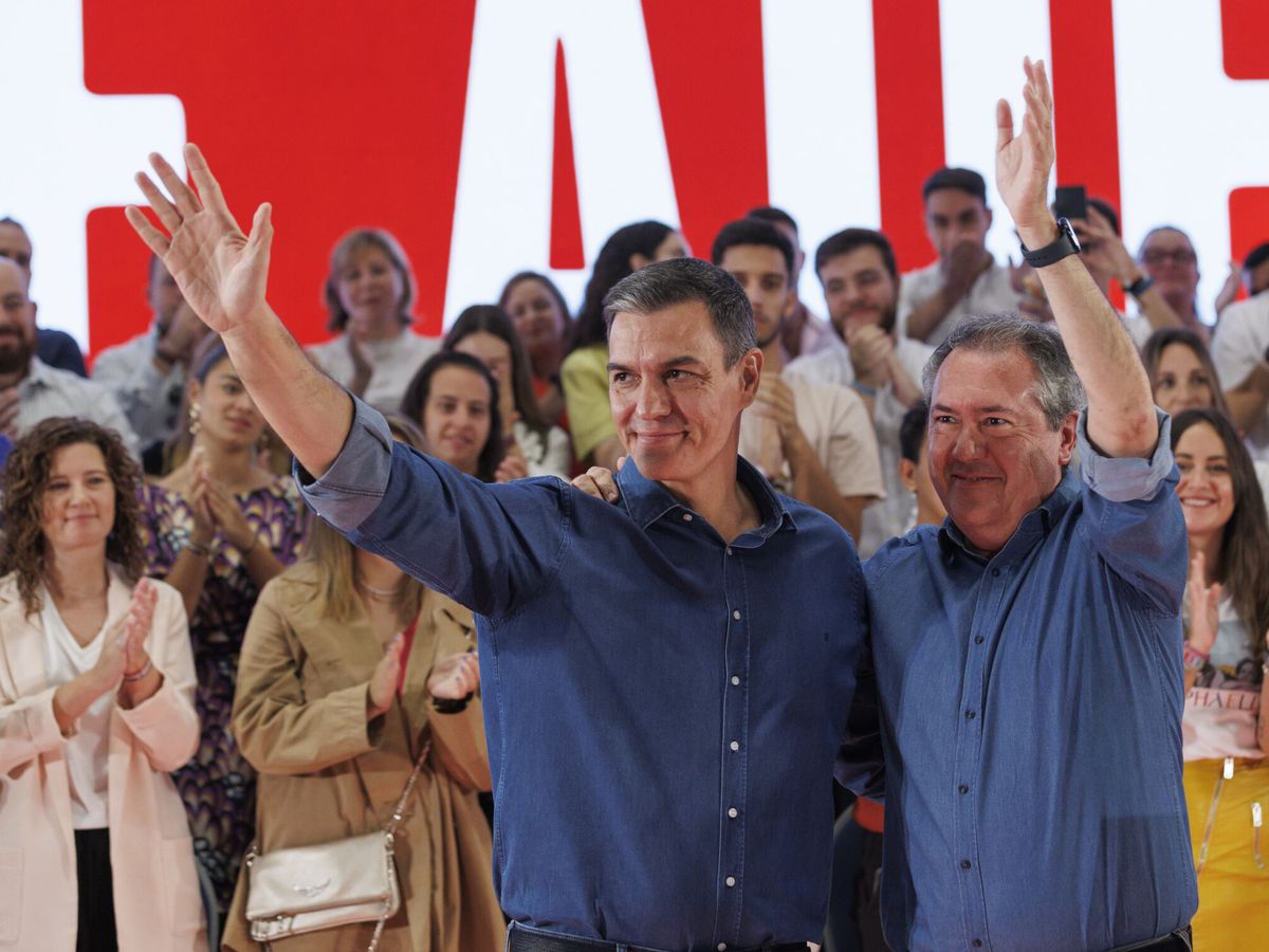 Foto: Pedro Sánchez y Juan Espadas en un acto del PSOE en Granada. (Europa Press/Álex Cámara)
