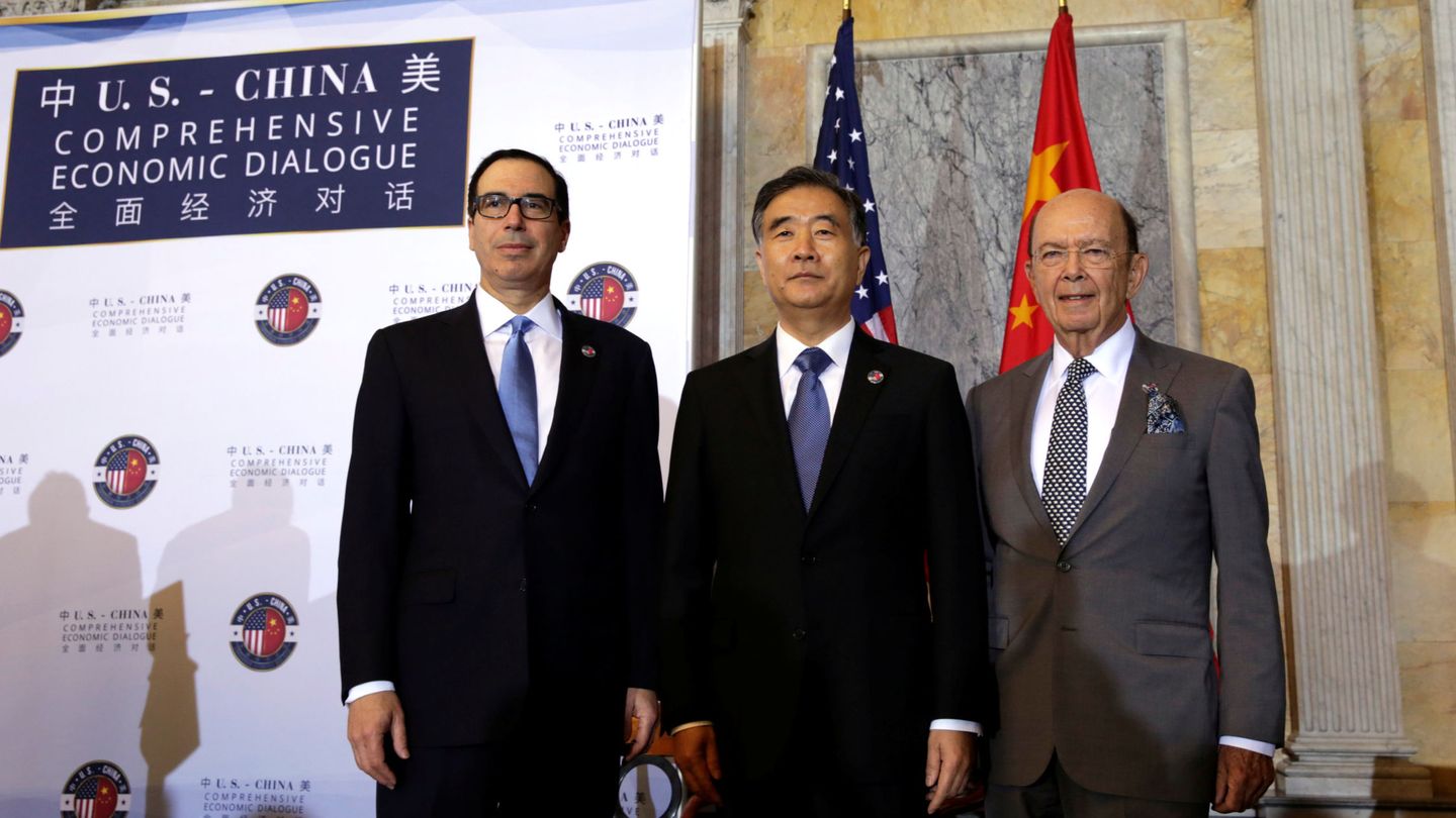 El secretario del Tesoro de EEUU Steve Mnuchin, el viceprimer ministro chino Wang Yang y el secretario de Comercio estadounidense Wilbur Ross, durante una cumbre económica bilateral en Washington, en julio de 2017. (Reuters)