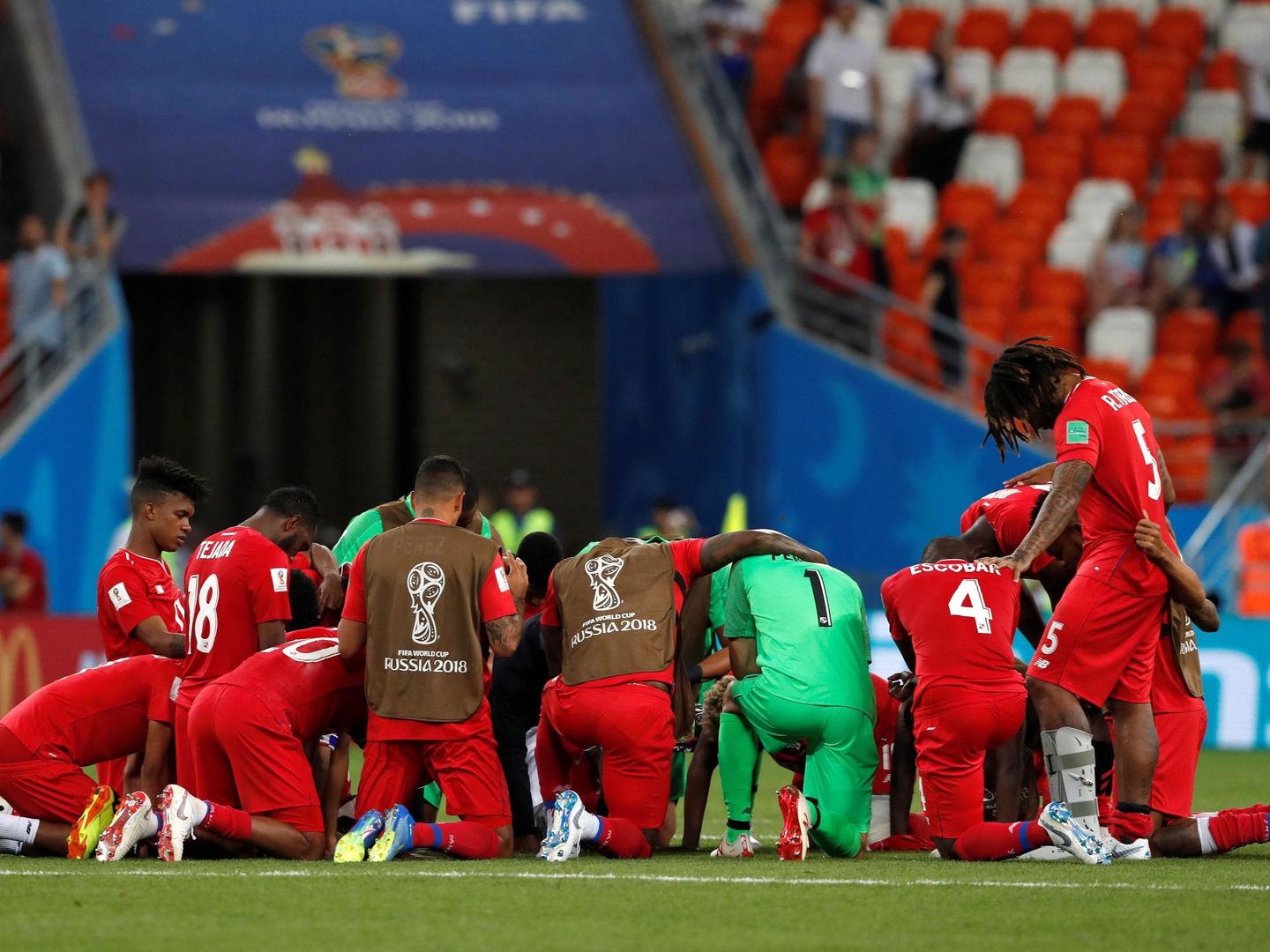 Los jugadores de Panamá rezan sobre el campo tras caer eliminados del Mundial de Rusia. (EFE)