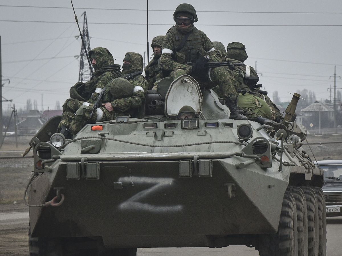 Foto: Soldados del ejército ruso, a bordo de un vehículo blindado de transporte de personal BTR-80. (EFE)