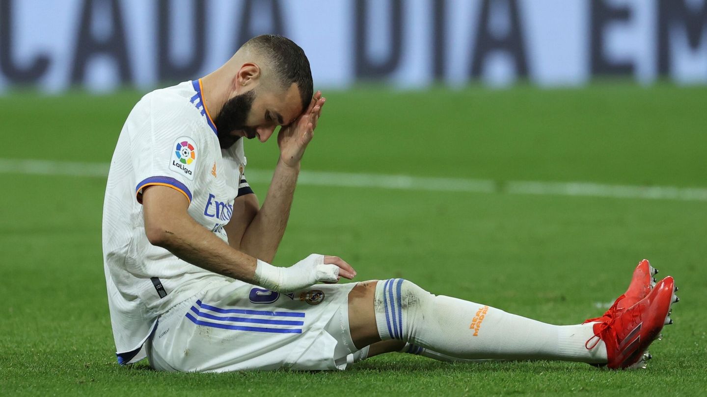 Karim Benzema se lamenta tras fallar una ocasión de gol. (EFE)