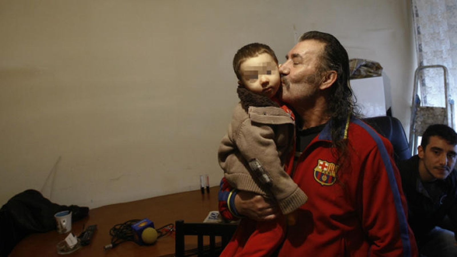 Foto: Santiago Diaz Jara, 53, besa a su hijo Julio, justo antes de un desahucio. (Reuters)