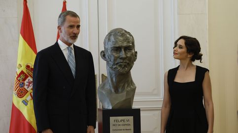 La reacción del rey Felipe al descubrir su escultura de bronce encargada por Ayuso