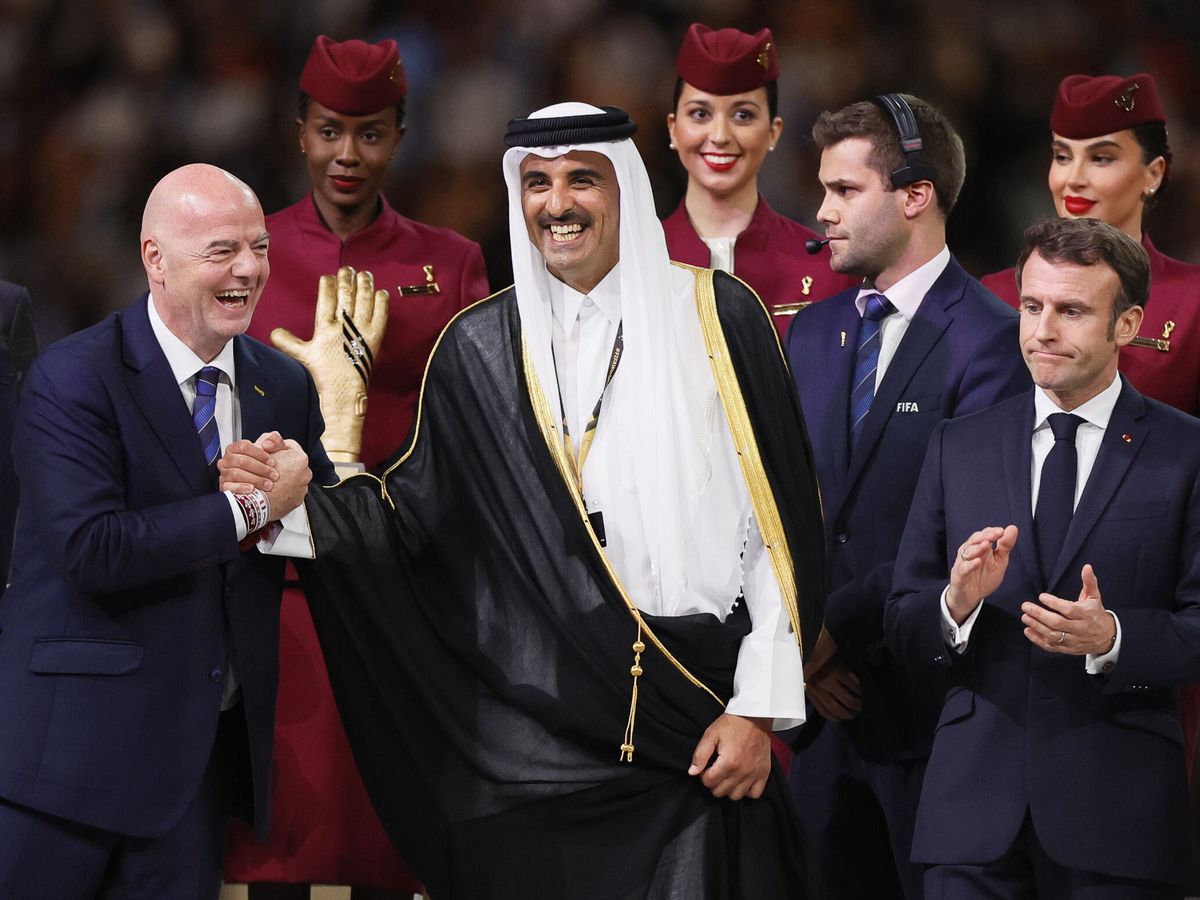 Foto: El emir de Qatar, Tamim bin Hamad Al Thani, junto a Infantino y Macron. (EFE/Ronald Wittek)