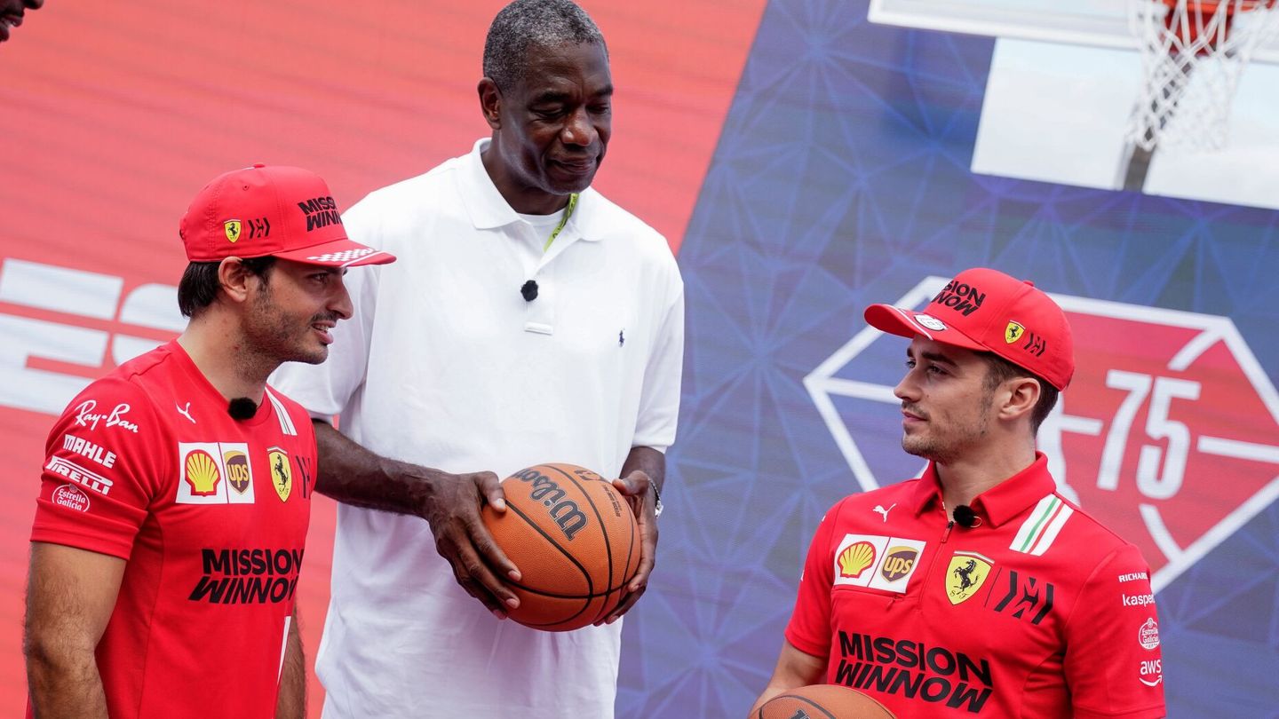 Sainz y Leclerc, en los actos promocionales conjuntos de la F1 y la NBA. (Reuters)