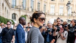 Rosalía reaparece en París con la versión bailarina más ‘dark’ mientras se despide de su era LUX