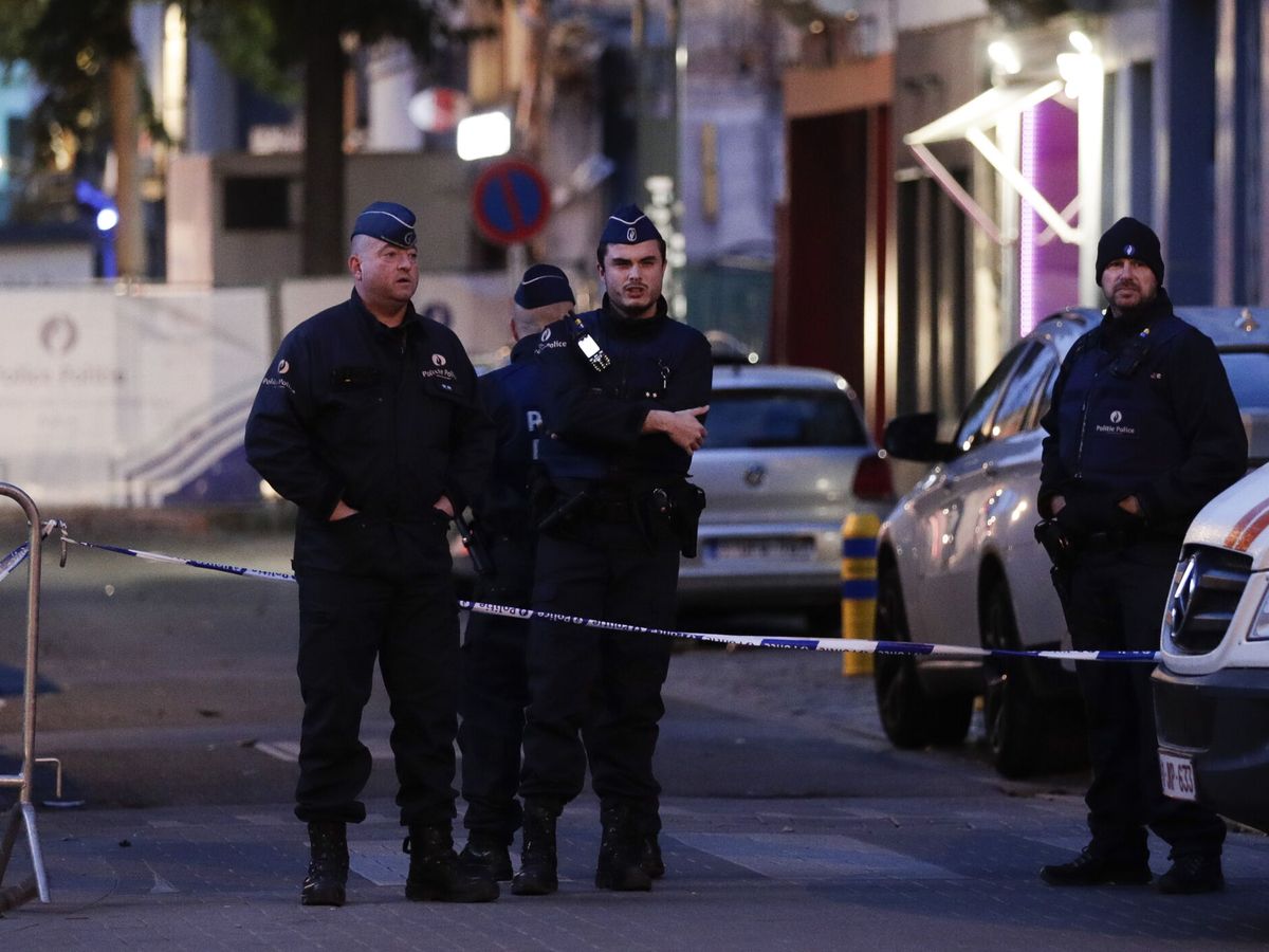 Foto: Agentes de Policía en el lugar del suceso en Bruselas. (EFE/EPA/Olivier Hoselt)