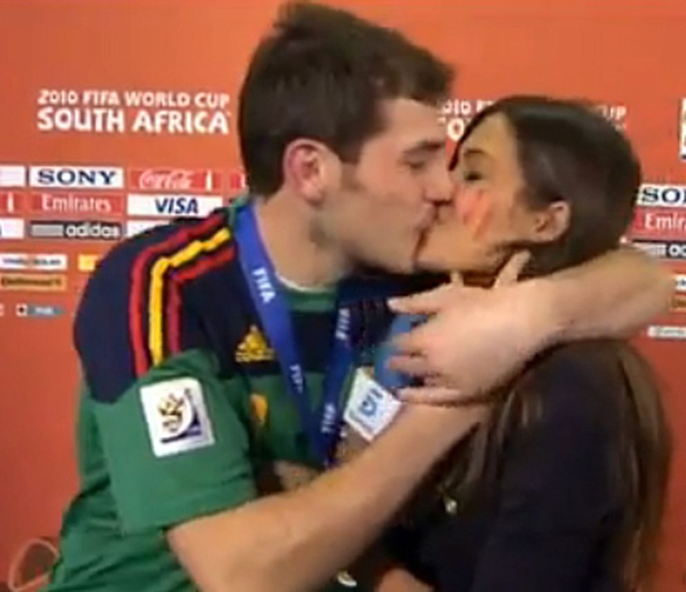 Imagen del mítico beso del Mundial de 2010