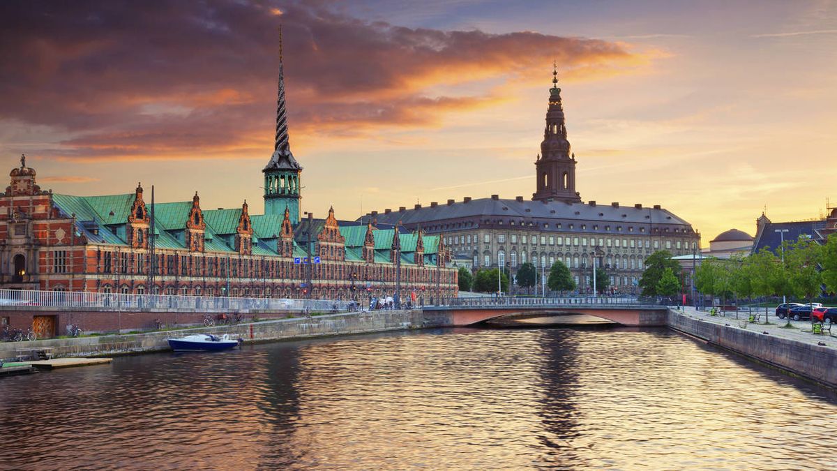 Por qué Dinamarca vive una fracción de segundo por detrás del resto