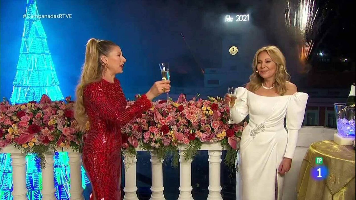 Anne Igartiburu y Ana Obregón, en las campanadas de 2020. (RTVE)
