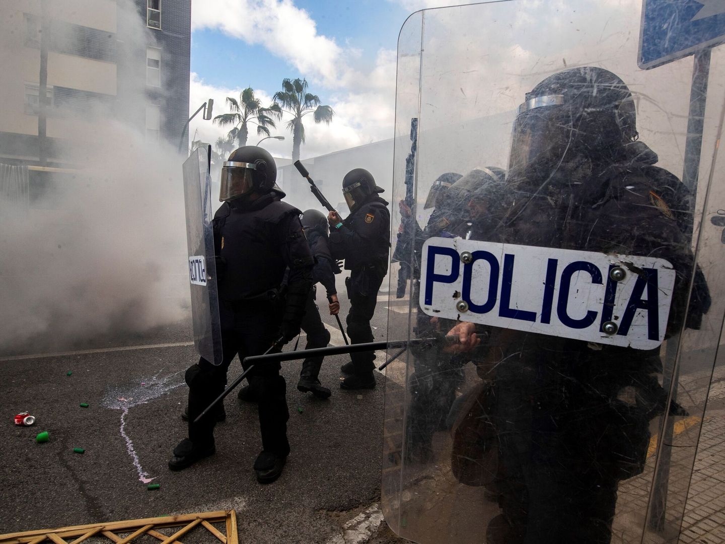Agentes de la Policía Nacional durante la manifestación de los trabajadores del metal por las calles de Cádiz. (Román Ríos/EFE)