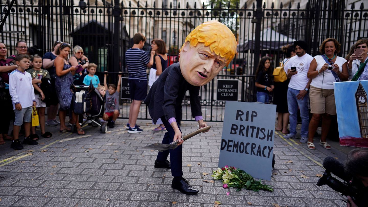 Un manifestante caracterizado como Boris Johnson en las protestas. (EFE)