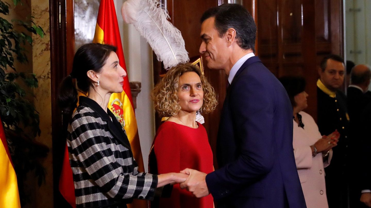 El presidente del Gobierno en funciones, Pedro Sánchez, saluda a las presidentas del Congreso y del Senado. (EFE)