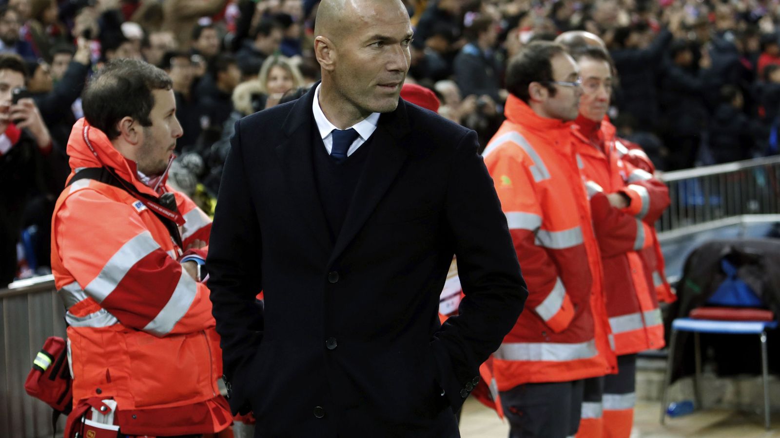 Foto: Zinedine Zidane observa el partido (EFE) 