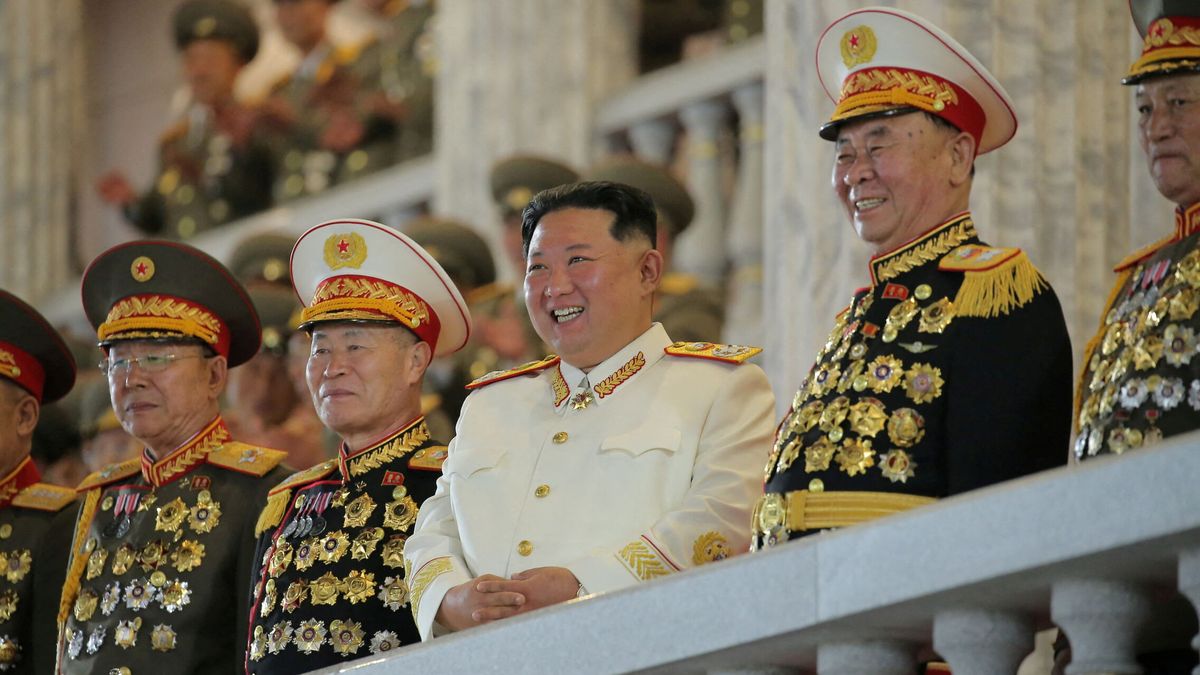 Kim Jong-un amenaza en un gran desfile militar con ampliar el poder nuclear "a mayor velocidad" 