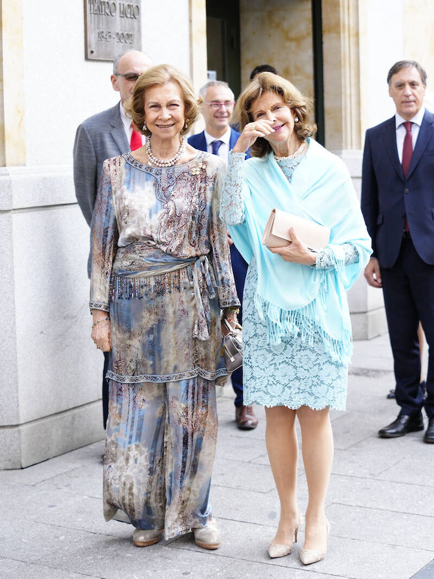 Doña Sofía y Silia de Suecia, en su llegada al Teatro del Liceo en Salamanca. (Limited Pictures)