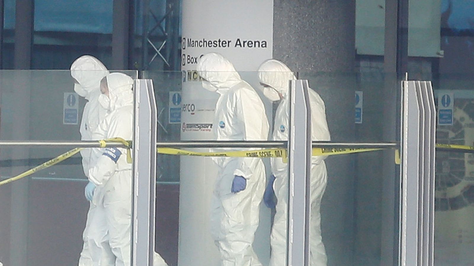 Foto: Forenses en el Manchester Arena, donde actuaba anoche Ariana Grande. (Reuters)