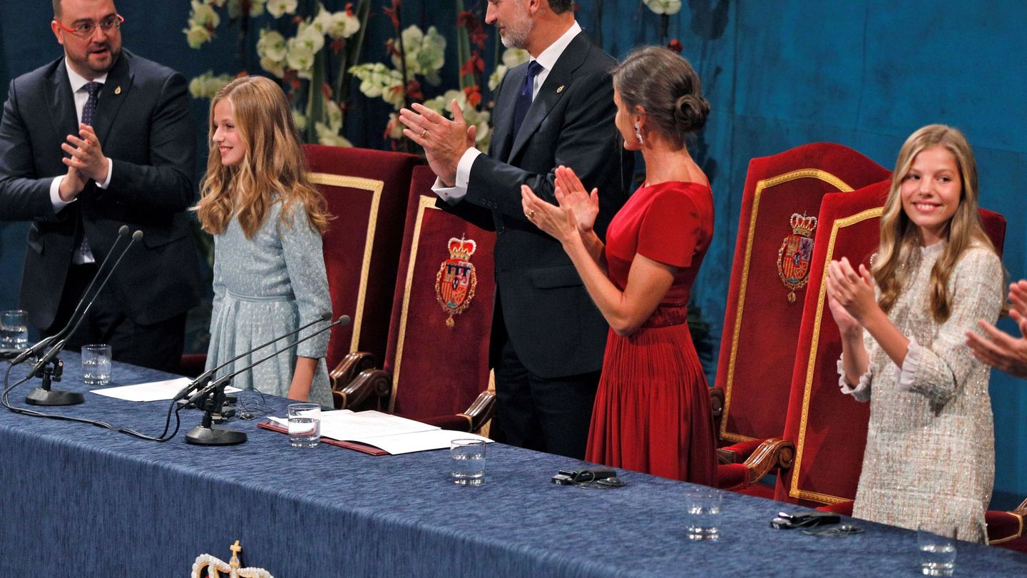 Los reyes Felipe VI y Letizia y la infanta Sofía aplauden a la princesa Leonor, tras su discurso en la ceremonia de entrega de los Premios Princesa de Asturias 2019. (EFE)
