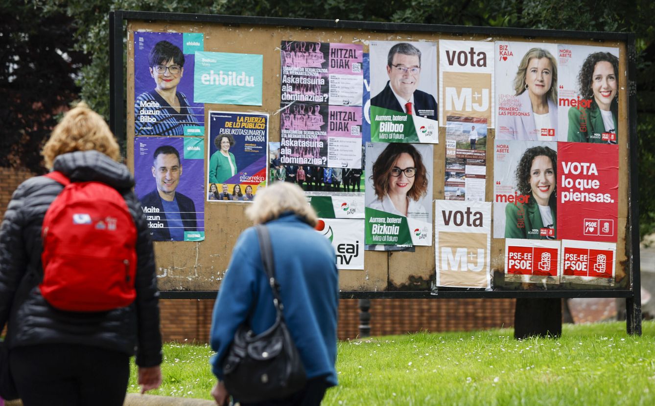 Fotografía de carteles con publicidad electoral con diferentes candidatos. (EFE/Luis Tejido)
