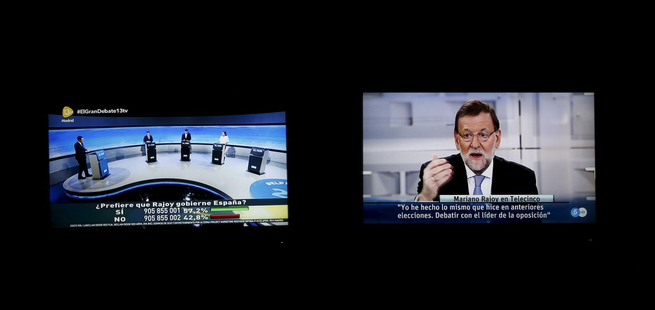 Imagen de dos de las pantallas donde se emitían el debate a tres y la entrevista a Mariano Rajoy (Reuters)