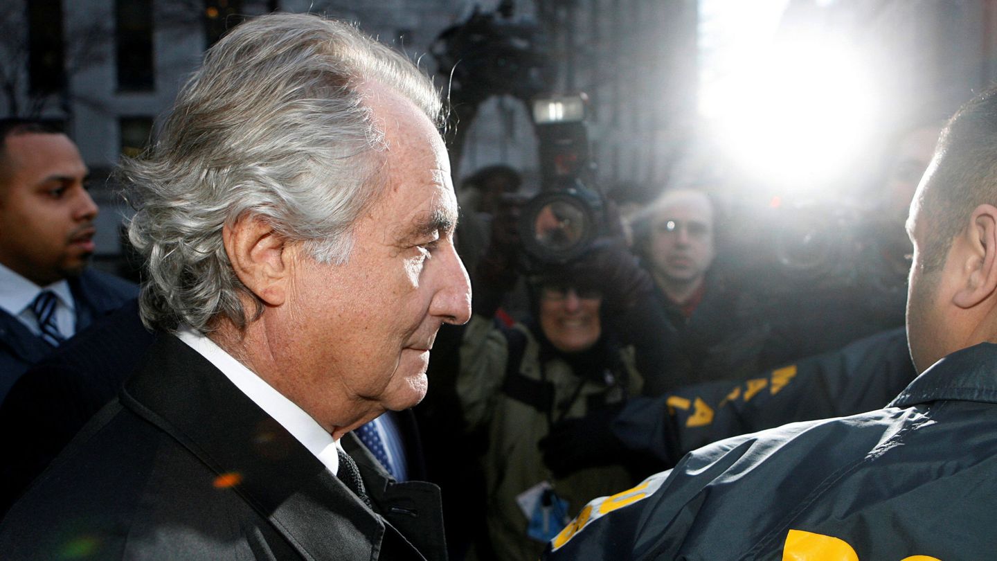 La policía escolta a Bernard Madoff. (Reuters/Lucas Jackson)
