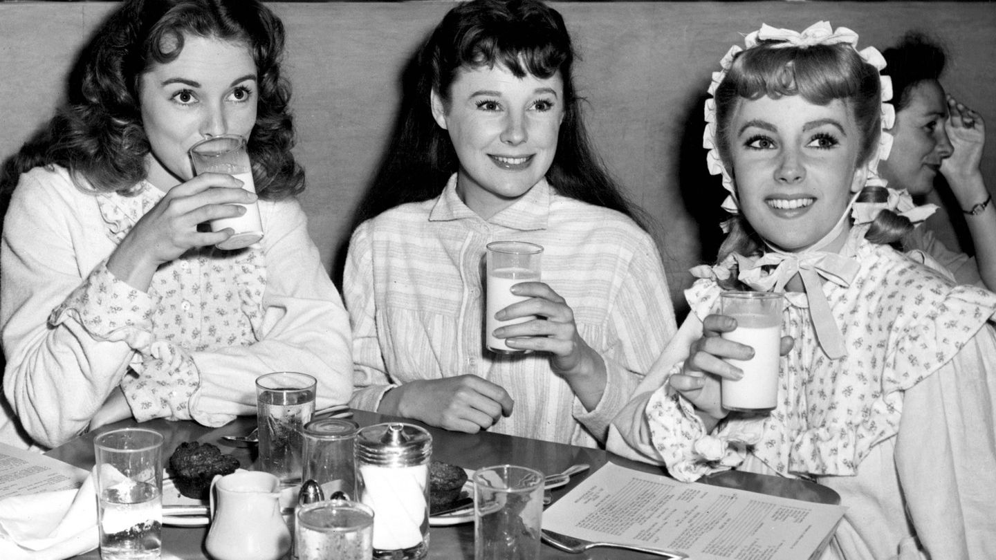 Janet Leigh, June Allyson (en el centro) y Elizabeth Taylkor en un descanso del rodaje de 'Mujercitas'.(Cordon Press)