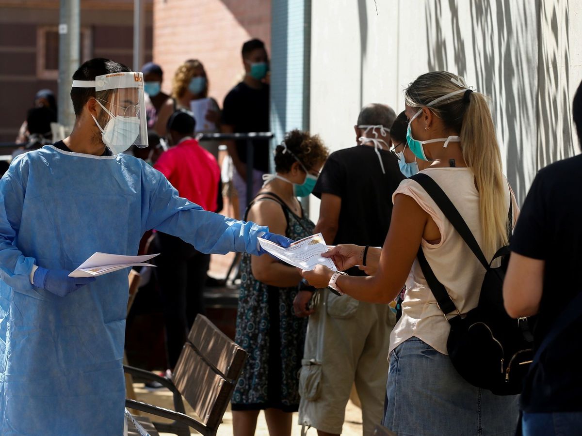 Foto: Profesionales sanitarios informan a las personas interesadas en el CAP de Canovelles (Barcelona). (EFE)