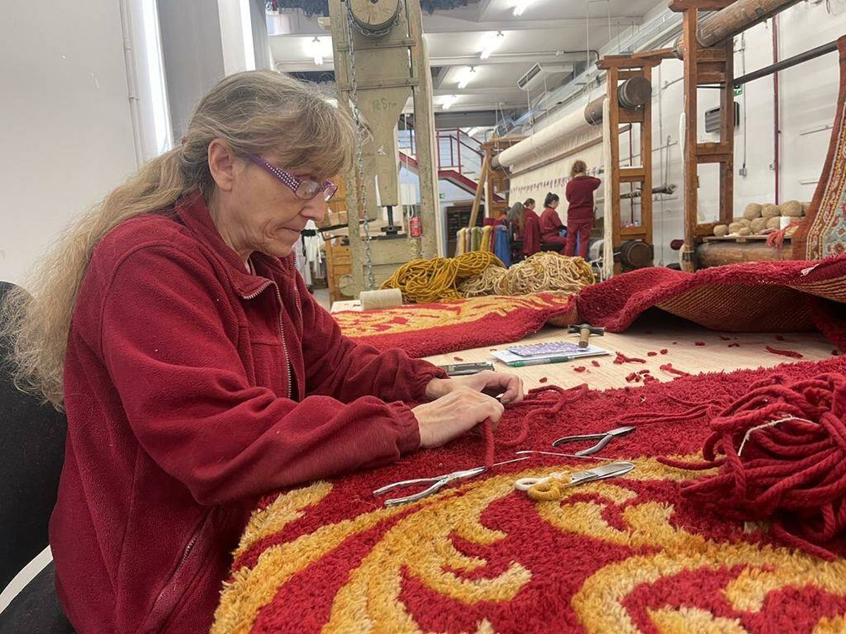Foto: Una maestra tejedora, en pleno trabajo en la Fábrica de Tapices. (L.F.)