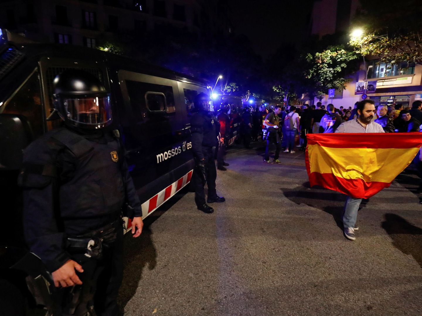 Un manifestante a favor de la unidad de España sostiene una rojigualda por Barcelona. (Reuters)