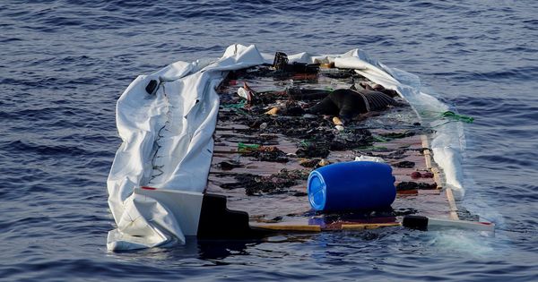 Foto: Los cuerpos sin vida de migrantes en una barca a la deriva en el Mediterráneo. (Reuters)