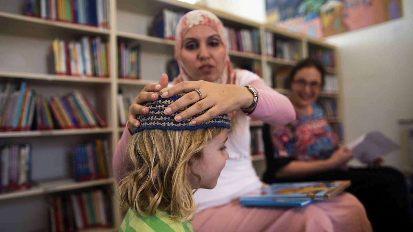 Foto: La profesora palestina Alia Tunisi en la escuela Mano a Mano de Jerusalén, donde las clases se imparten en árabe y hebreo (Reuters)