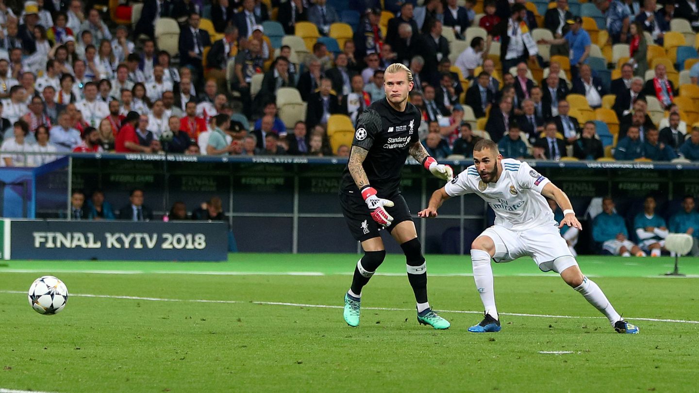 Benzema marca ante la mirada de Karius, el portero del Liverpool. (Reuters)