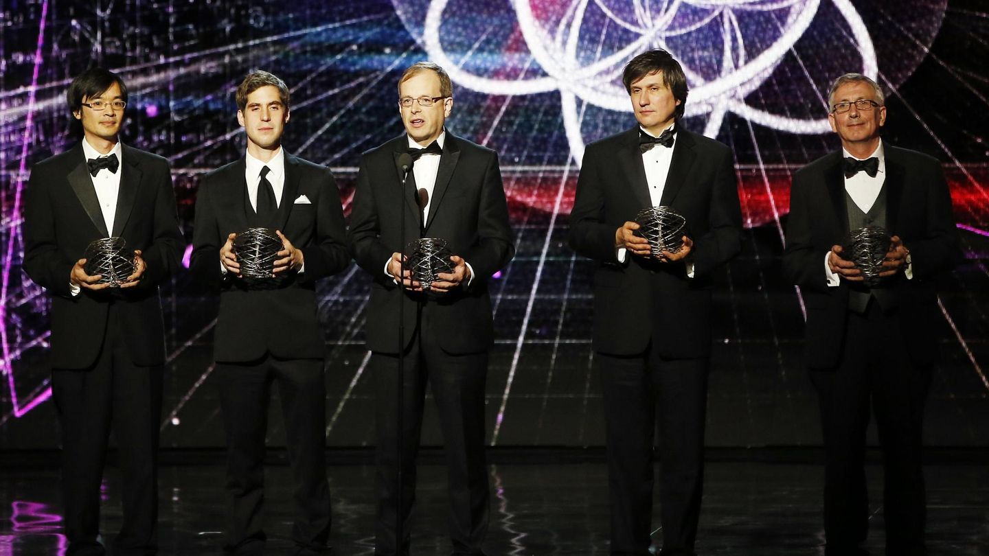 Terence Tao, primero por la izquierda, recogiendo en 2014 el Breakthrough Prize en el Centro Ames de la NASA (Reuters)