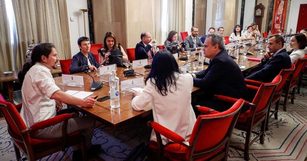 Foto: El líder de Unidas Podemos, Pablo Iglesias (i), durante una reunión con los colectivos de pensionistas en el Congreso de los Diputados. (EFE)