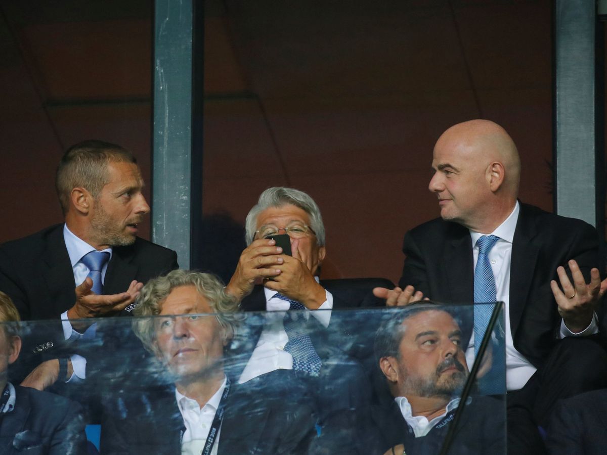 Foto: Gianni Infantino y Aleksander Ceferin, antes de un partido en 2018. (REUTERS) 