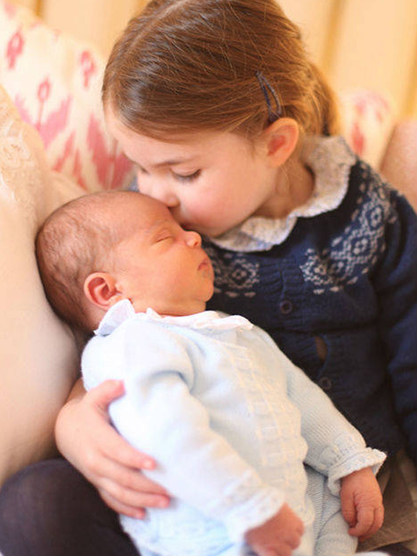 Charlotte besa a su hermano Louis. (Kensington Palace)