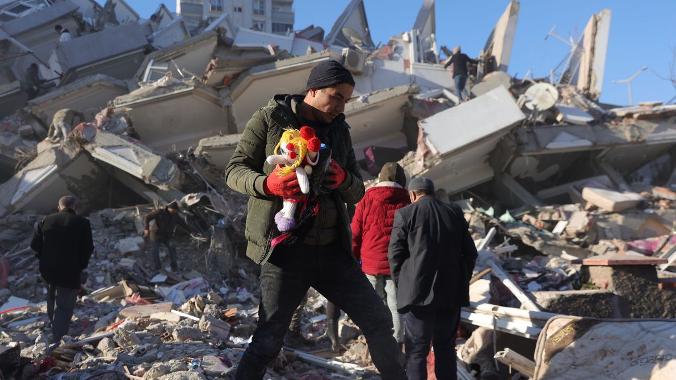 Foto: Turquía y Siria, noticias del terremoto: última hora hoy de las réplicas y la ayuda a zonas afectadas, en directo (EFE/EPA/ABIR SULTAN)
