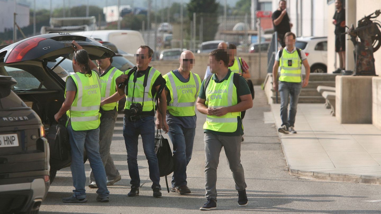 Agentes de la Guardia Civil salen tras el registro de las instalaciones de la imprenta de Constantí. (EFE)