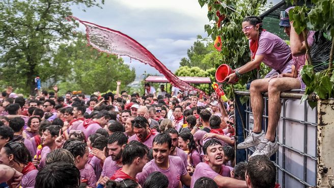 Foto de Tradicional batalla del vino en Haro (La Rioja)
