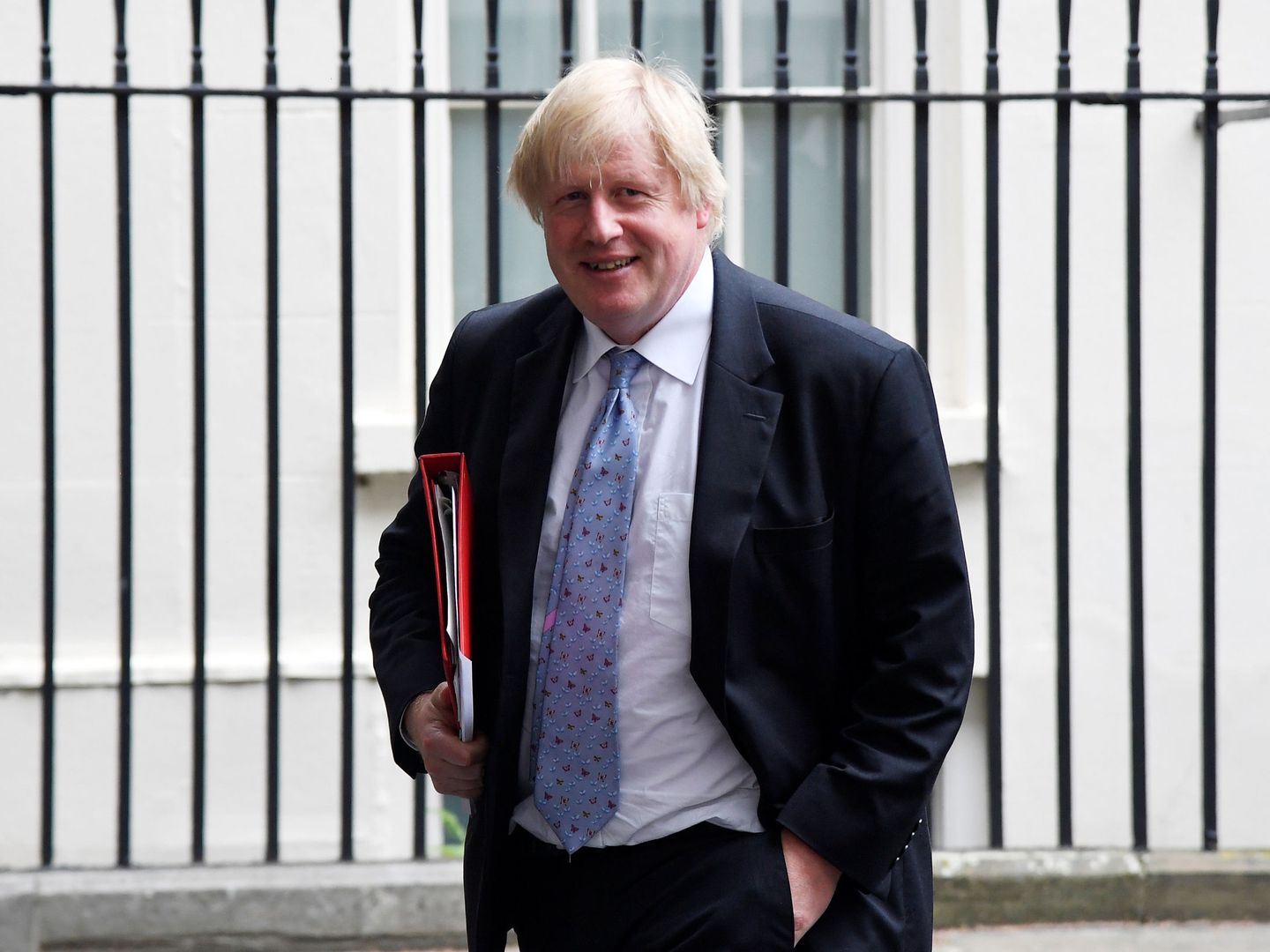 Boris Johnson sale de la residencia de la Primera Ministra en Downing Street, el 7 de junio de 2018. (Reuters)