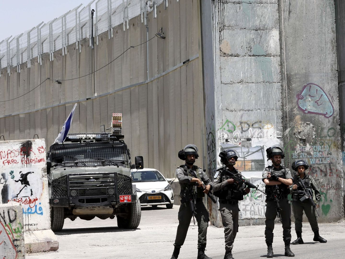 Soldados israelíes vigilan una protesta palestina. (EFE)