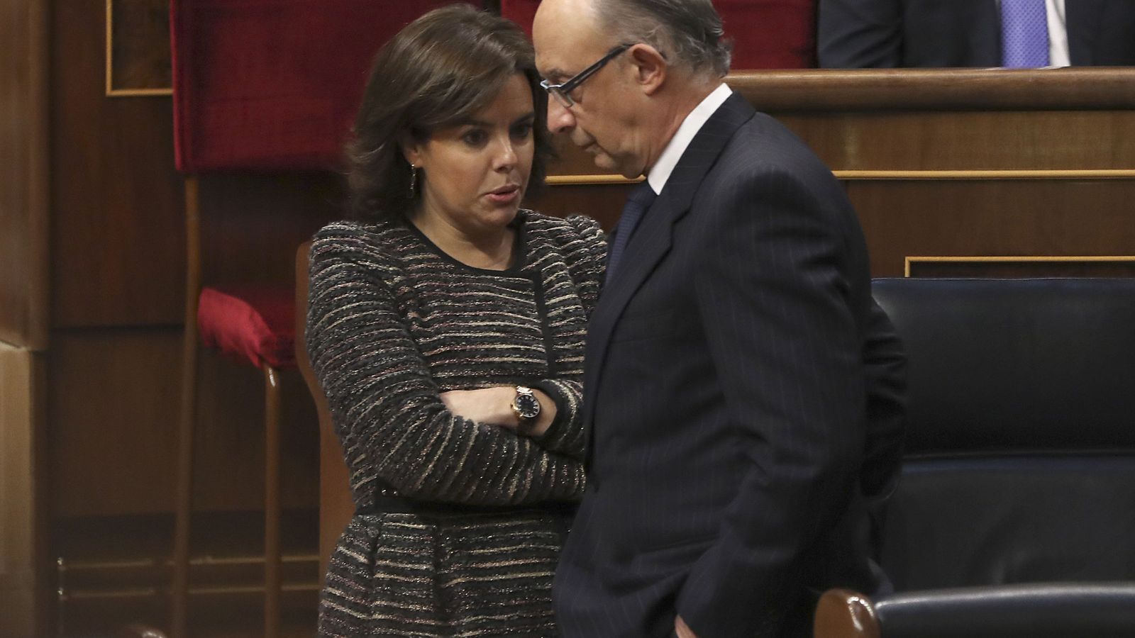 Foto: La vicepresidenta del Gobierno, Soraya Sáenz de Santamaría, junto al ministro Cristóbal Montoro. (EFE) 