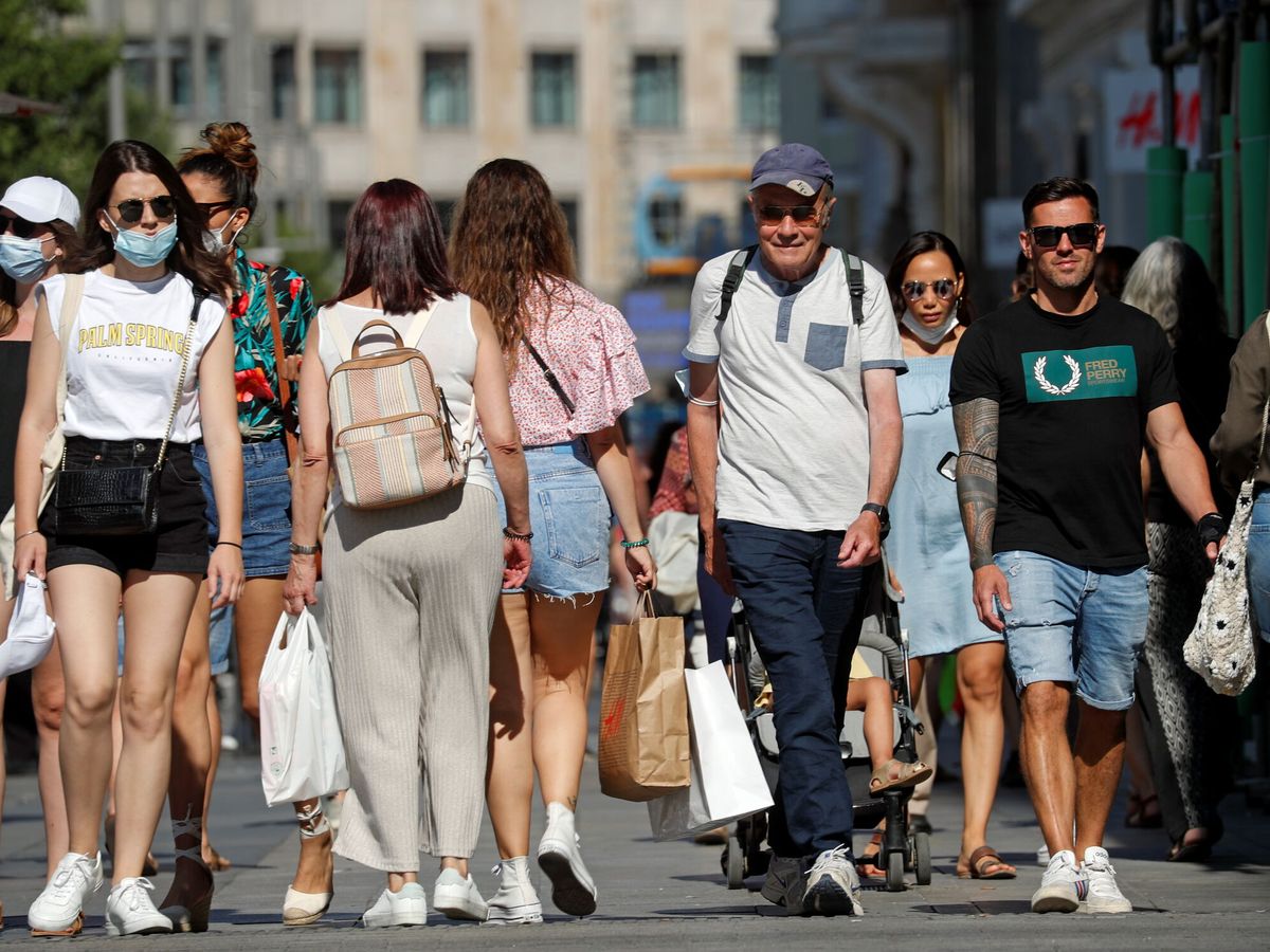 Foto: Varias personas pasean por las calles de Madrid. (Reuters) 