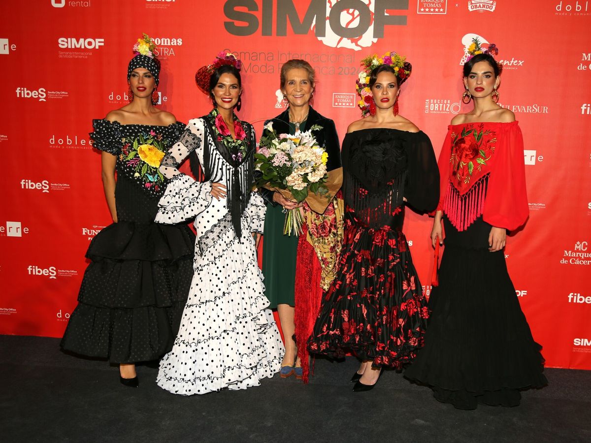 Foto: La Infanta Elena rodeada de modelos con traje de gitana en la inauguración de Simof. (Europa Press / Alejandro Wassaul)