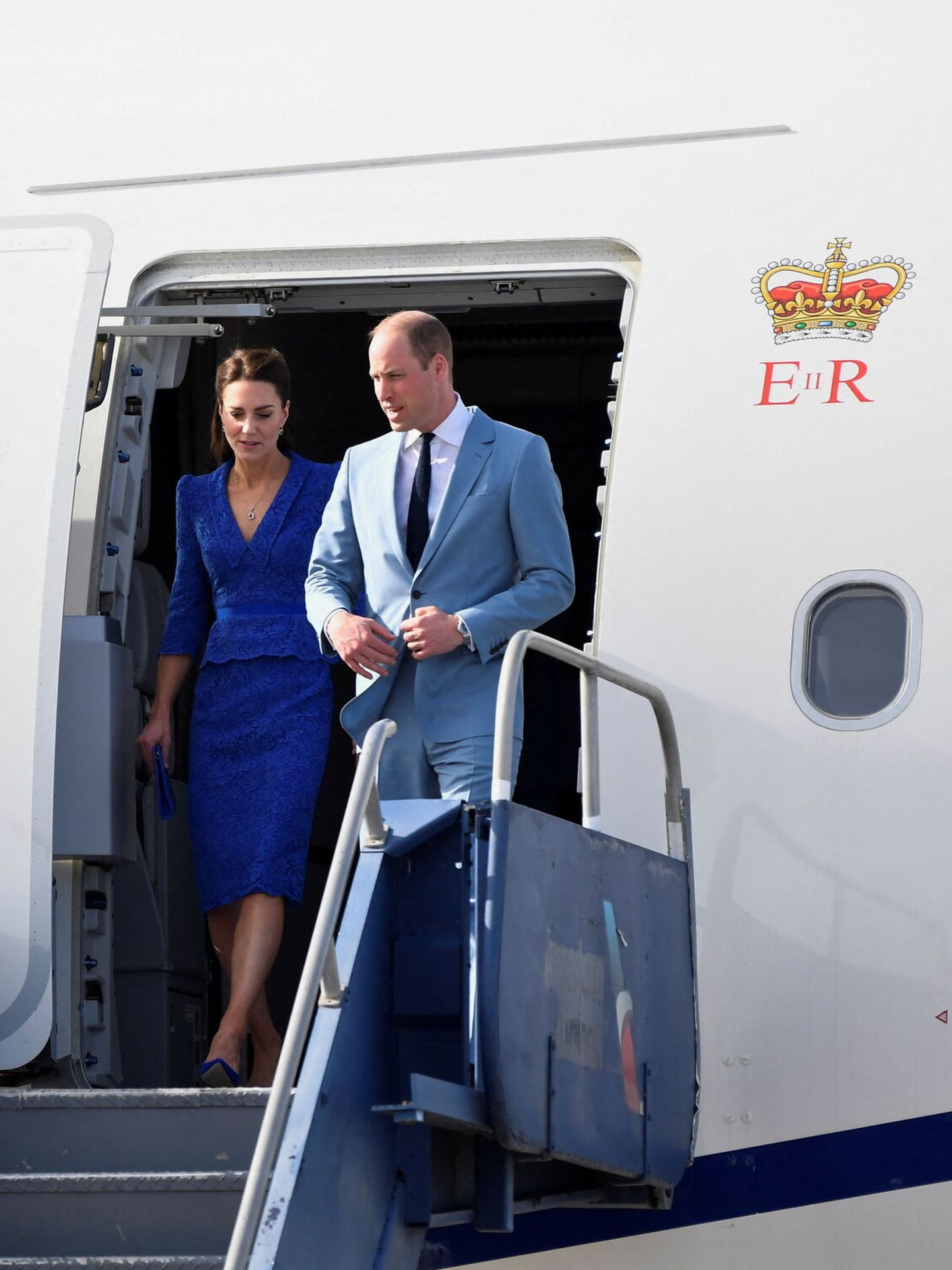 Los duques de Cambridge, bajando del avión. (Reuters/Toby Melville)