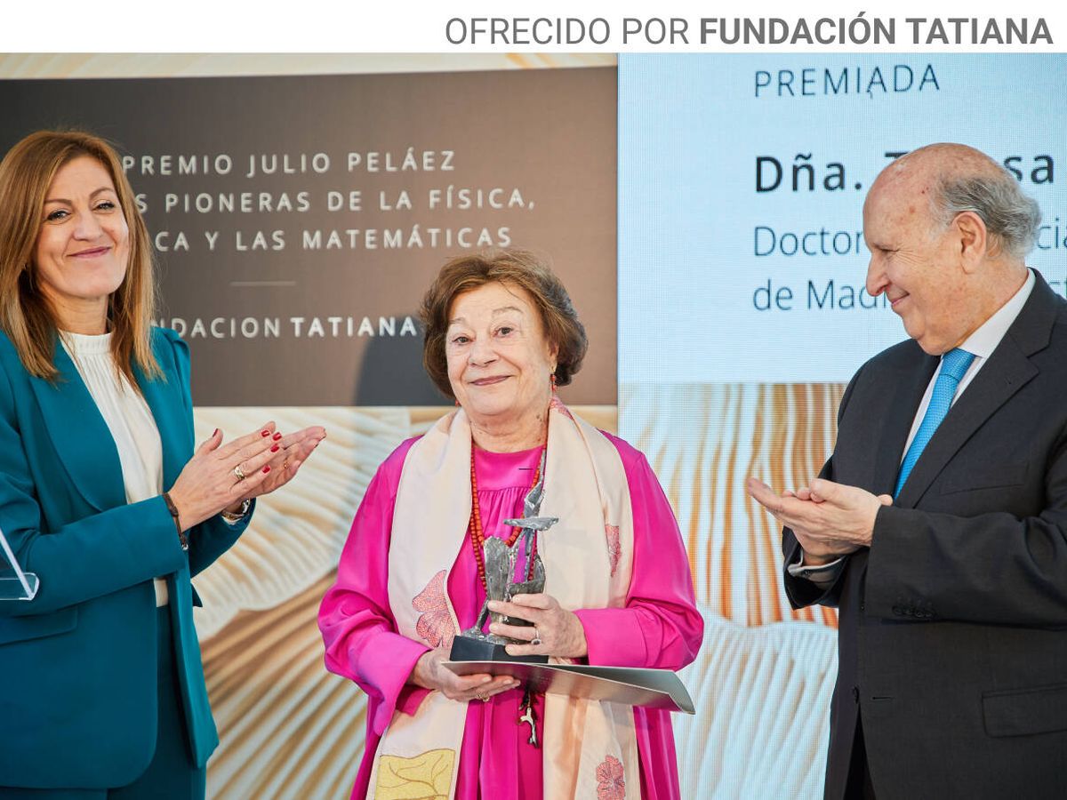 Foto: La vicepresidenta del CSIC, Elena Cartea; la premiada, Teresa de Pedro; y el presidente de la Fundación Tatiana, Teodoro Sánchez-Ávila. Imagen: cedida.