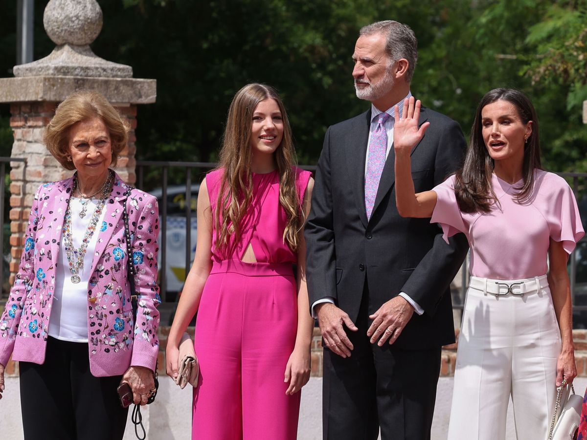 Foto: Una experta analiza en 'MVT' el lenguaje no verbal de la familia real en la confirmación de Sofía. (EFE / Ballesteros)
