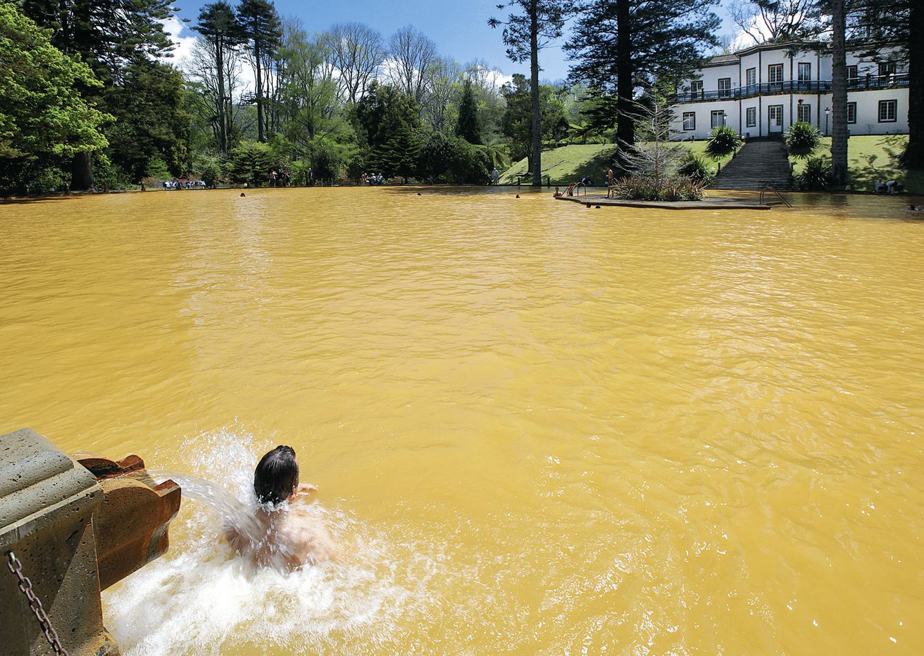 Aguas amarillas del Parque Terra Nostra, en las Azores. (Shutterstock)
